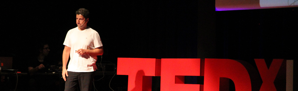 Pablo Atela dando una TED Talk